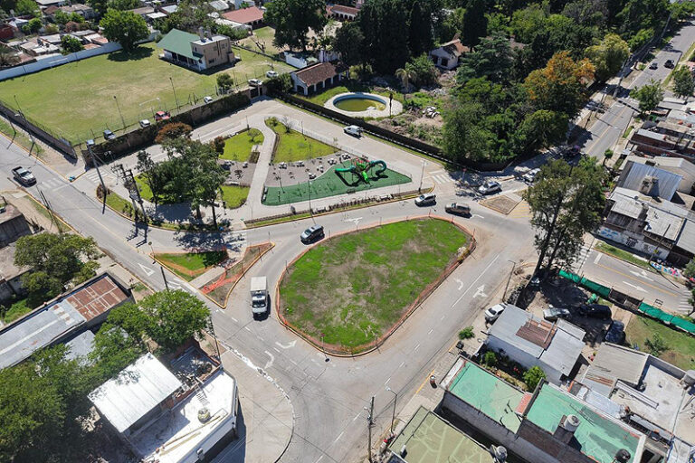 San Miguel: Habilitaron la nueva rotonda de Azcuénaga, en el barrio El Faro vista aérea nueva rotonda y plaza de azcuénaga y santa ana
