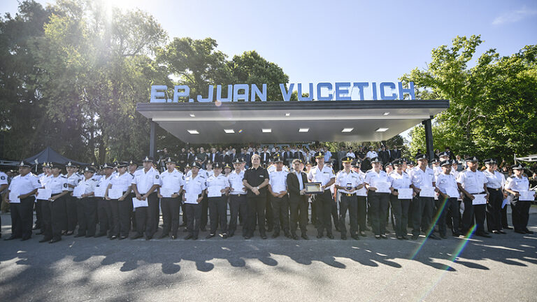 Kicillof encabezó el acto de egreso de 2265 oficiales de la Policía provincial don2429