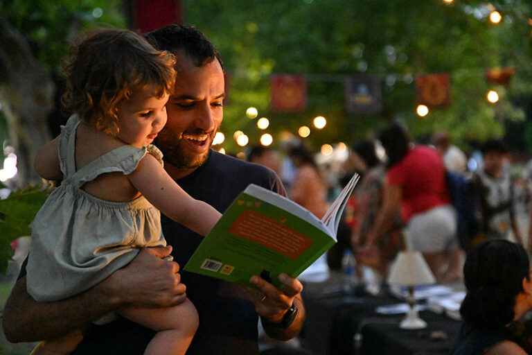 familia en stand de libros