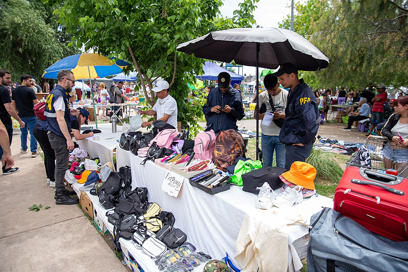 Megaoperativo en Tres de Febrero: Allanan feria ilegal en una plaza en la que vendían animales exóticos y medicamentos truchos megaoperativo en tres de febrero allanan feria ilegal en una plaza con venta de medicamentos truchos (1)