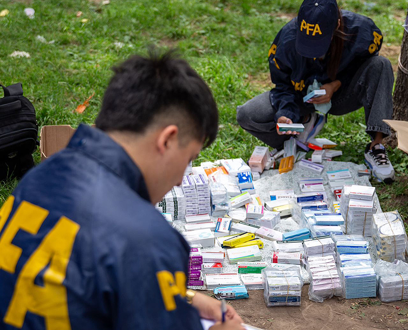 Megaoperativo en Tres de Febrero: Allanan feria ilegal en una plaza en la que vendían animales exóticos y medicamentos truchos megaoperativo en tres de febrero allanan feria ilegal en una plaza con venta de medicamentos truchos (2)