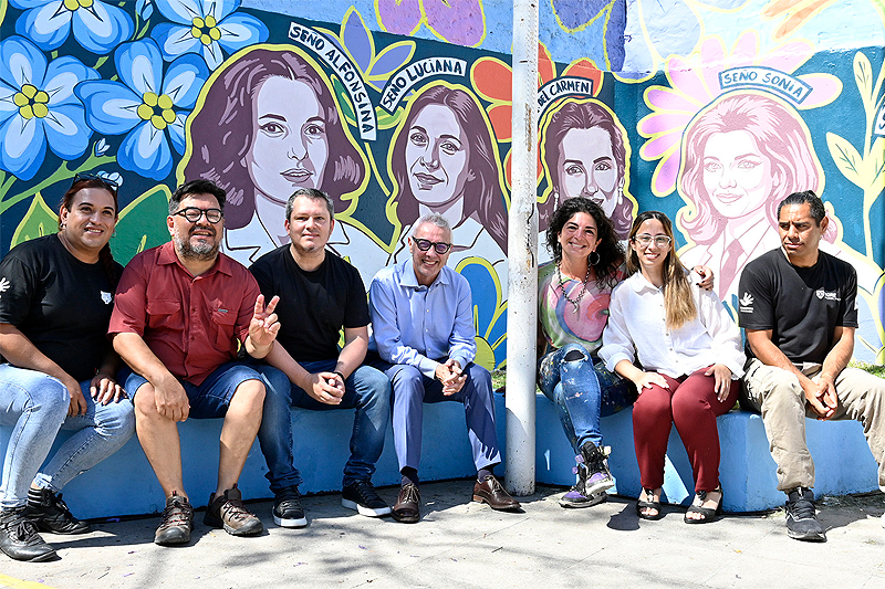 Zamora acompañó la presentación de un mural en homenaje a docentes desaparecidas y cesanteadas durante la dictadura sin título 5