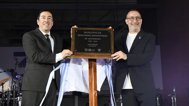 Malvinas Argentinas celebró su 30 aniversario con un emotivo acto encabezado por el intendente Leo Nardini sin título 9