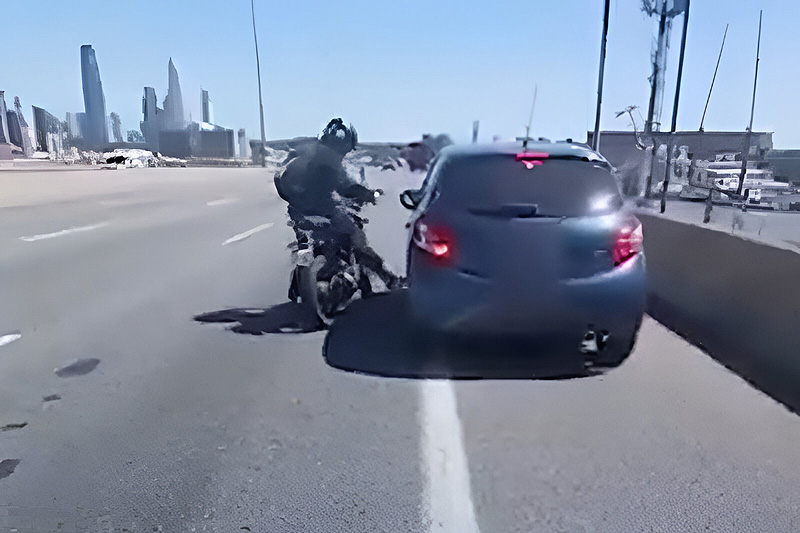 Automovilista y motociclista se pelearon en plena autopista poniendo en riesgo a terceros: Los filmaron y ahora se quedarán sin registro sin título 9(1)