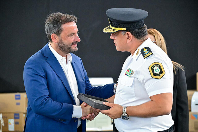 Escobar realizó un reconocimiento a las fuerzas de seguridad en el 204 aniversario de la Policía bonaerense seguridad 2 1765994013