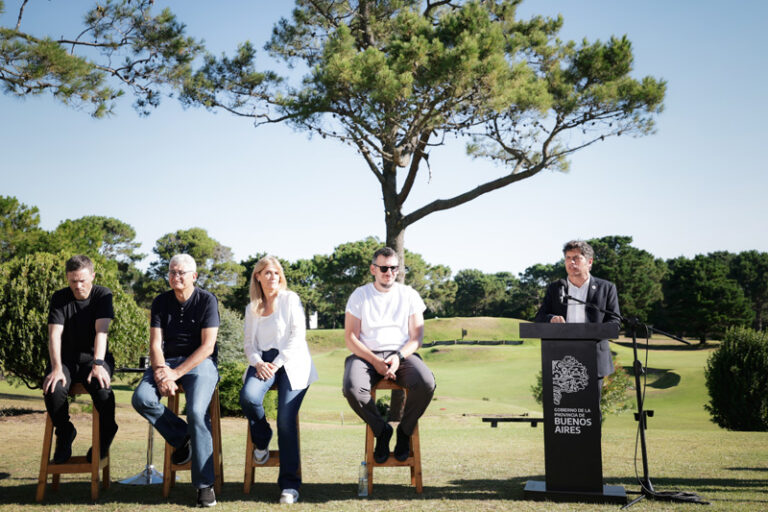 Kicillof: “Trabajamos para que la temporada resista a las políticas económicas que destruyen el turismo local” ar19110