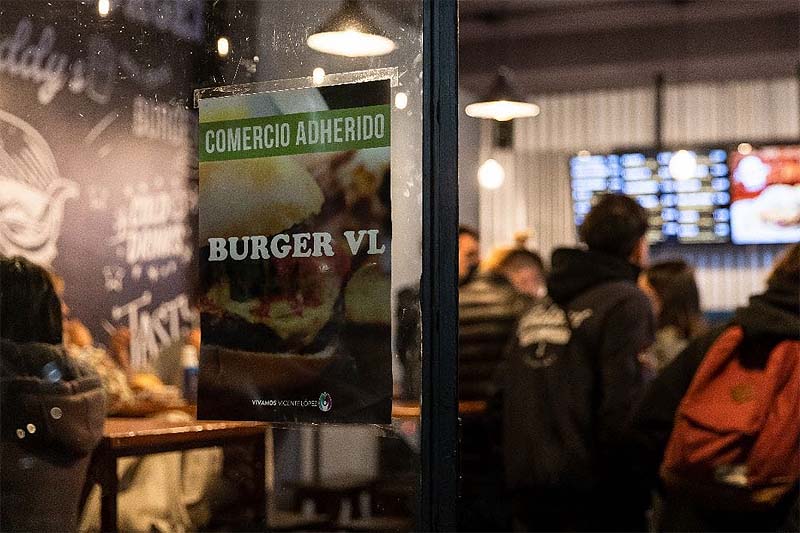 Con descuentos imperdibles y shows en vivo, llega la quinta de edición de la “noche de las hamburguesas de Vicente López sin título 4