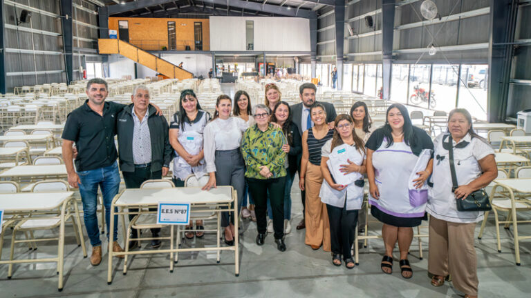 Fernández, Terigi y Mena entregaron mobiliario y guardapolvos en escuelas de Moreno escuelas 5