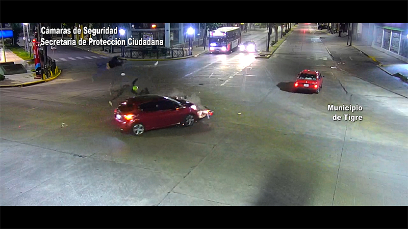 Viajaban en moto, cruzaron en rojo y chocaron contra un auto: El conductor y su acompañante volaron por el aire y terminaron en el hospital sin título 1