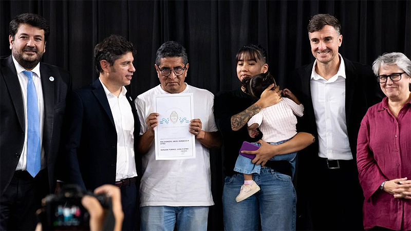 Kicillof entregó 430 escrituras gratuitas a familias de Morón sin título 13