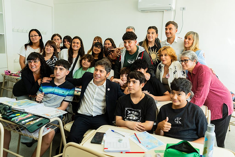 Kicillof entregó 430 escrituras gratuitas a familias de Morón sin título 14