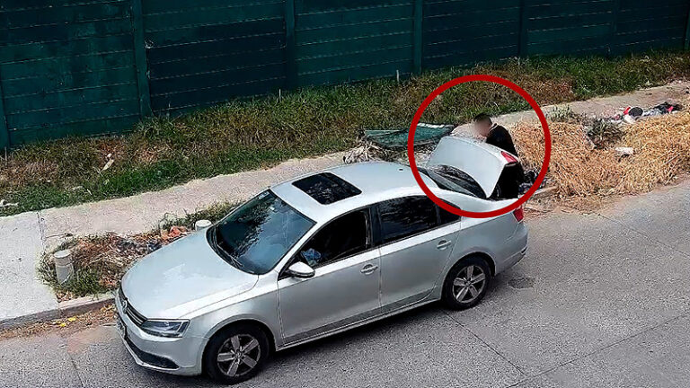 un hombre multado por tirar basura en la calle en san miguel