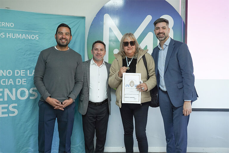 Descalzo encabezó el acto de entrega de las escrituras de sus viviendas a 68 familias de Ituzaingó sin título 11
