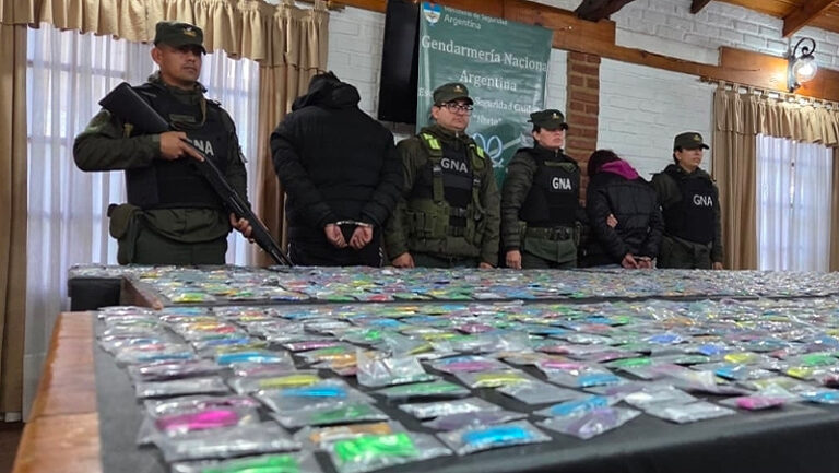 Un “pasamanos” de estupefacientes en la vía pública terminó con un allanamiento y dos detenidos en Tierras Altas sin título 8