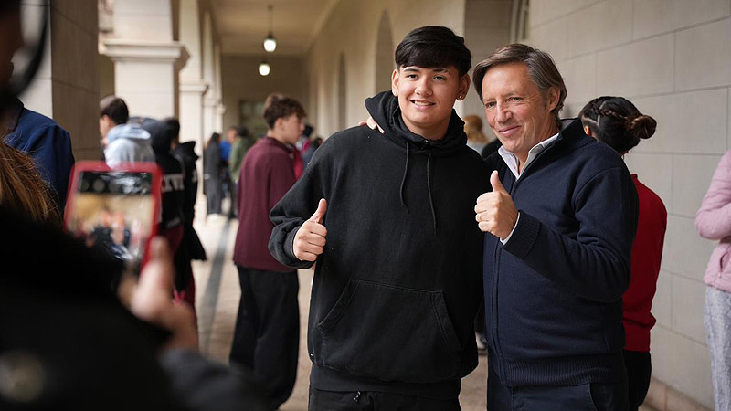 Jaime Méndez, el intendente con mejor imagen del conurbano jaime méndez con alumno en un foro educativo
