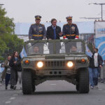 jaime méndez junto al ejército en el desfile patrio