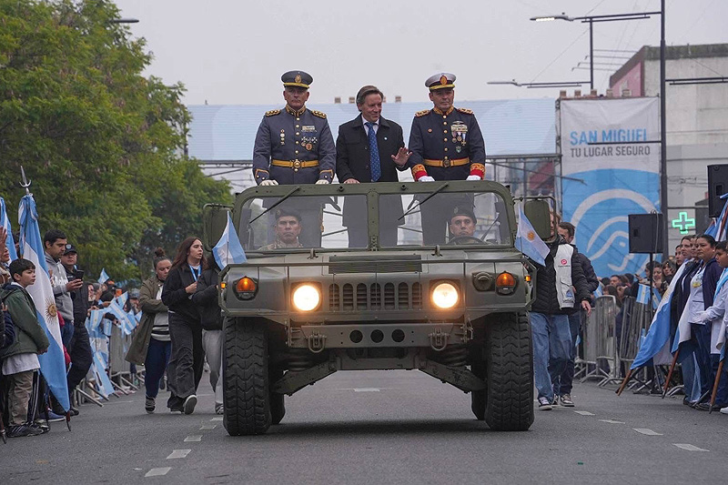 Se realizó en San Miguel el tradicional desfile patrio por el aniversario de la Revolución de Mayo jaime méndez junto al ejército en el desfile patrio
