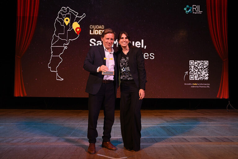 San Miguel fue distinguida como "Ciudad Líder" en los premios de la Red de Innovación Local jaime méndez recibiendo el premio de san miguel ciudad líder
