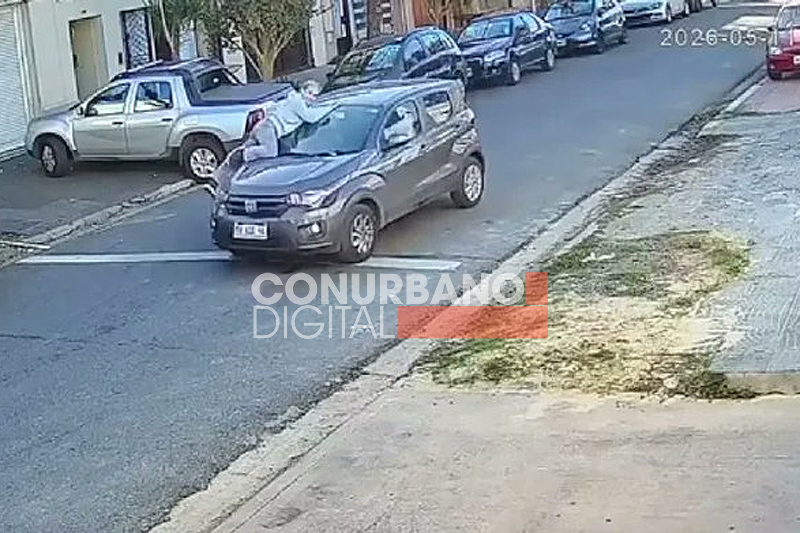 Una vecina de Ramos Mejía se colgó del capot para intentar evitar que le roben el auto: Terminó con la pierna fracturada sin título 2