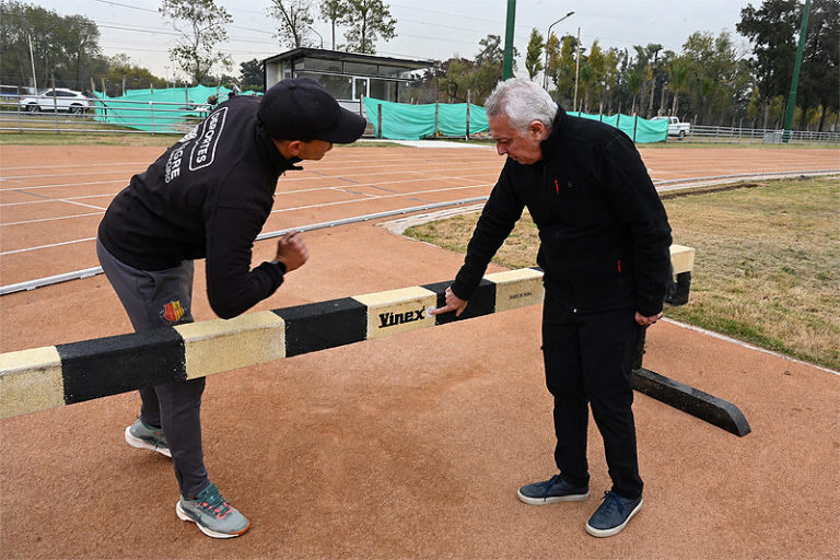 Tras una importante gestión y fuerte inversión municipal, la Pista de Atletismo "Abel Acevedo" recibió la homologación internacional sin título 4