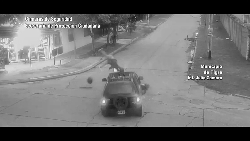 Imprudencia que casi termina en fatalidad: Una motociclista cruzó a toda velocidad y voló por el aire tras chocar con un auto sin título 9