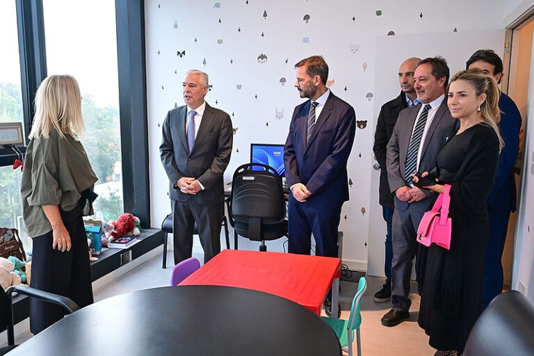 El presidente de la Suprema Corte y el intendente Ariel Sujarchuk inauguraron la primera cámara Gesell del partido de Escobar whatsapp image 2026 05 07 at 12 32 09 1