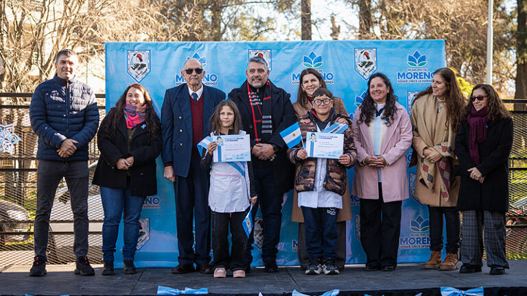 La intendenta Mariel Fernández encabezó el acto de promesa de lealtad a la bandera junto a veteranos de Malvinas 3