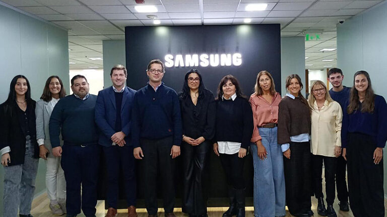 autoridades de la municipalidad de san miguel y samsung