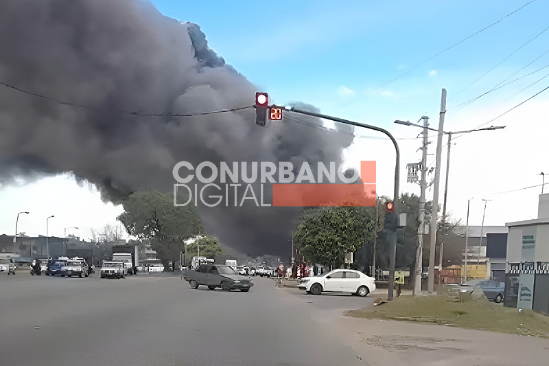 Impactante incendio destruyó un depósito de un frigorífico en San Martín incendio en san martín