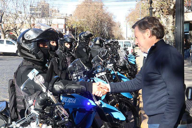 jaime méndez junto a policías municipales