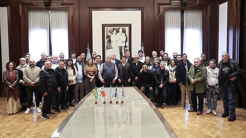 Kicillof recibió a las autoridades regionales de la Federación Internacional de Trabajadores del Transporte sge9454 2~2