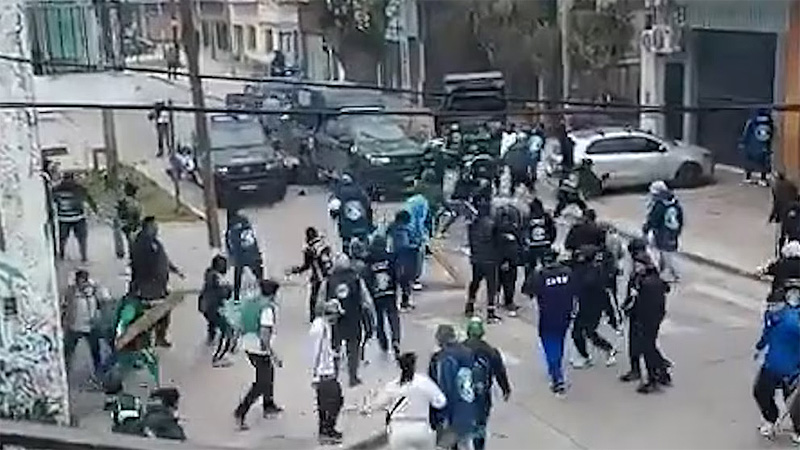 La barra de San Miguel atacó a la Policía y dejó a cinco uniformados heridos sin título 1