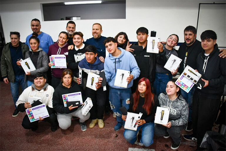 Ezeiza recibió equipamiento para la Escuela de Barbería Municipal sin título 1