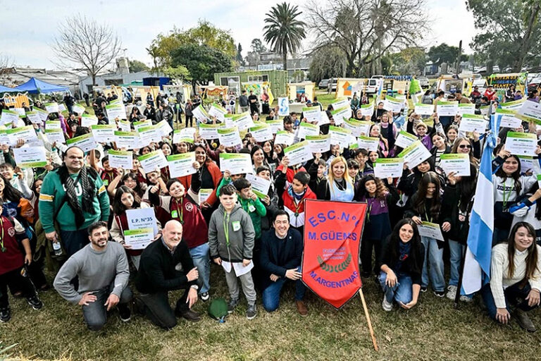 Nardini acompañó a estudiantes malvinenses en la promesa ambiental sin título 2