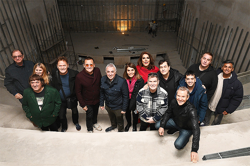 Tigre: En compañía de destacados artistas, Julio Zamora recorrió el futuro teatro municipal de Don Torcuato sin título 3