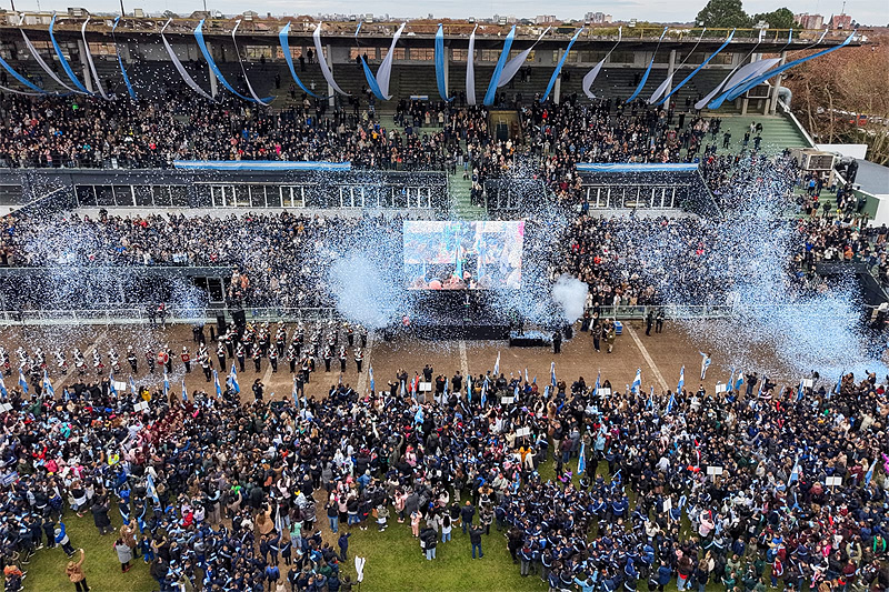 Promesa multitudinaria: 3400 alumnos juraron lealtad a la bandera en San Isidro sin título 3