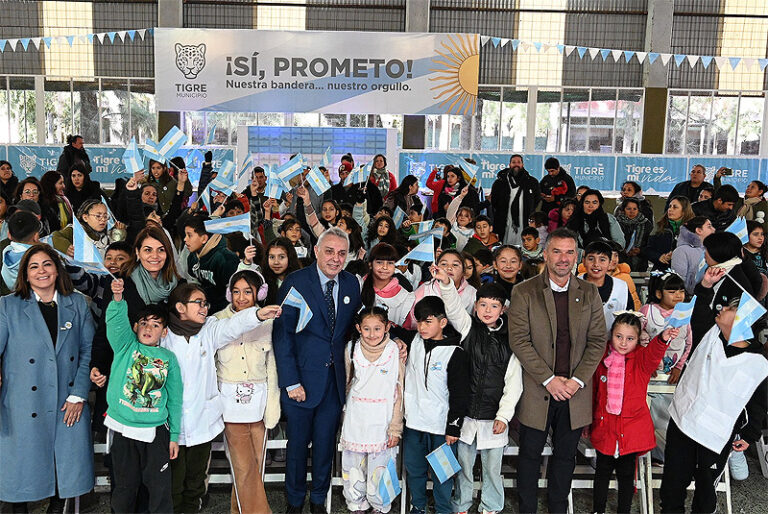 Con la participación de más de cien alumnos y alumnas de escuelas isleñas, Zamora acompañó el acto de promesa de lealtad a la bandera sin título 4