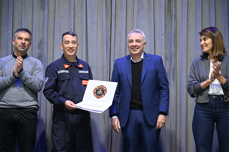En el marco del Día Nacional del Bombero Voluntario, Julio Zamora reconoció la labor de los servidores públicos sin título 5