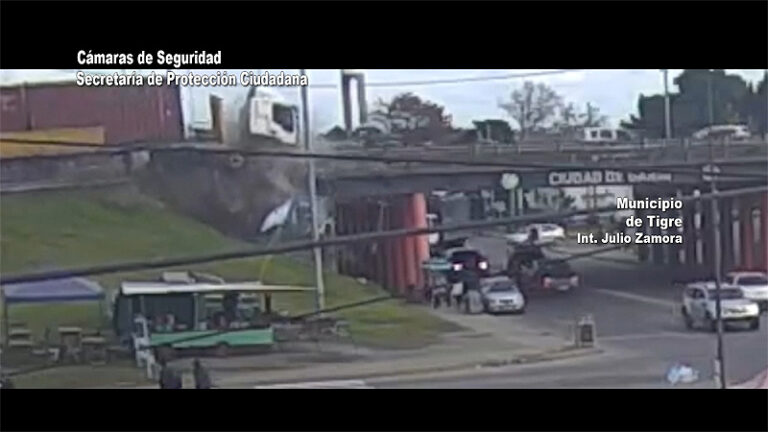Una distracción que casi produce una tragedia: El chofer perdió el control del camión sobre la autopista y colisionó contra el guardarrail sin título 5