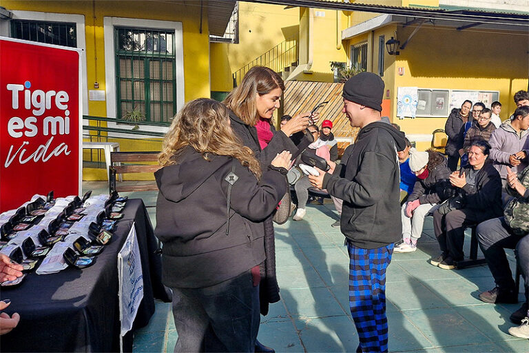 Estudiantes de Tigre recibieron sus anteojos a través del programa municipal "Para verte mejor" sin título 5