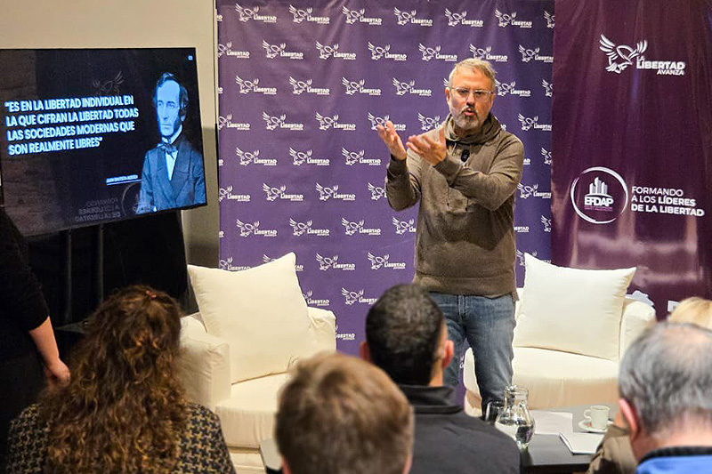 Valenzuela expuso sobre municipalismo en el programa de formación para dirigentes provinciales de La Libertad Avanza valenzuela expuso sobre municipalismo en el programa de formación de lla provincia (2)