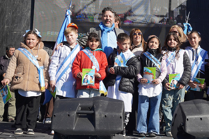 Miles de estudiantes de Merlo prometieron lealtad a la bandera promesa a la bandera en merlo (1)