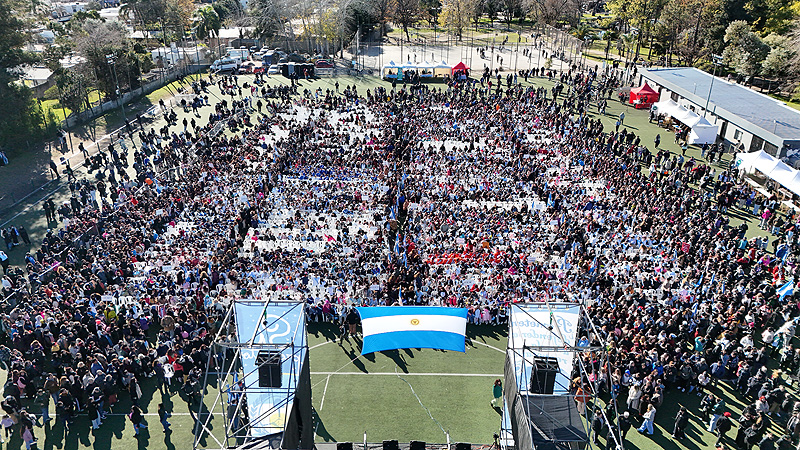 Miles de estudiantes de Merlo prometieron lealtad a la bandera default