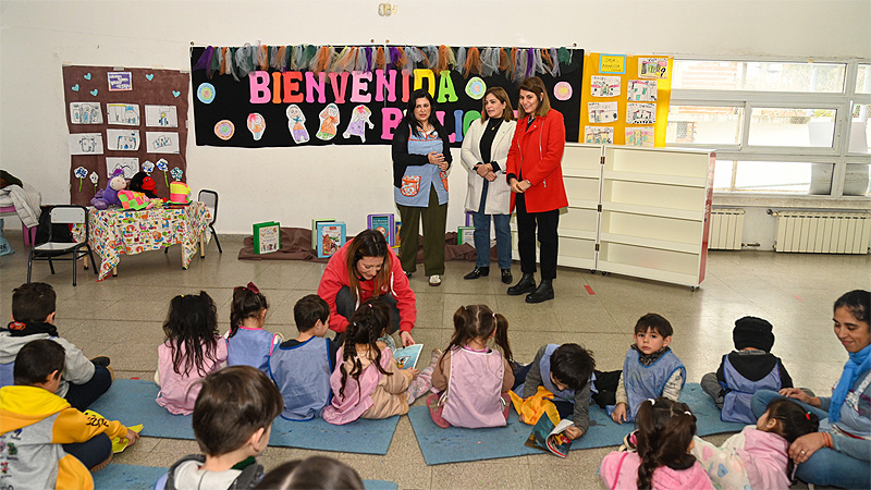 A través del programa “Animación a la lectura”, el Municipio entregó más de 30 bibliotecas móviles para el nivel inicial sin título 1