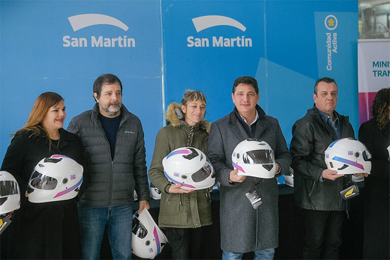 El Ministerio de Transporte bonaerense entregó cascos en San Martín: "Usarlos es la diferencia entre la vida y la muerte" sin título 1