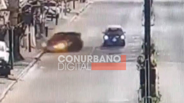 La falta de Estado causó una tragedia en Berazategui: Dos jóvenes pelean por su vida tras volcar por una boca de tormenta sin tapa sin título 1