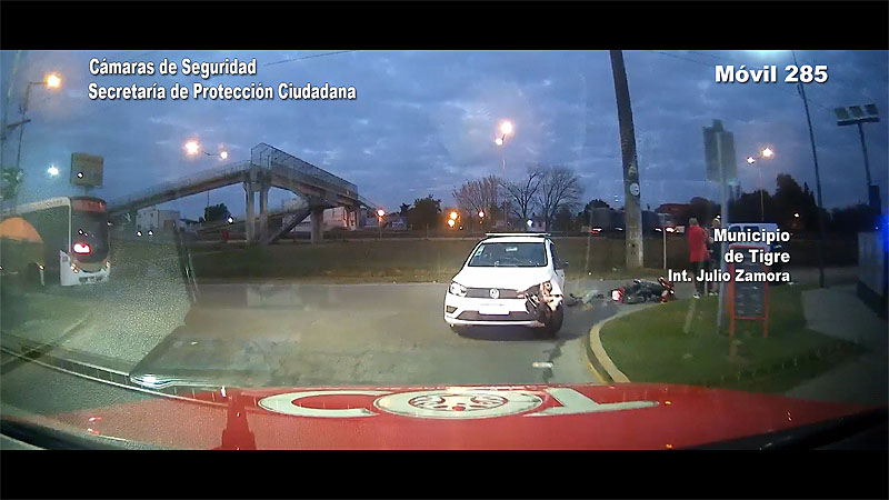 Conductor de un auto realizó una maniobra imprudente y embistió a una moto: Rápido operativo para asistir a las víctimas sin título 4