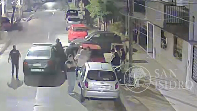 Agentes municipales de San Isidro patrullaban de madrugada y terminaron salvándole la vida a un bebé de un año sin título 5