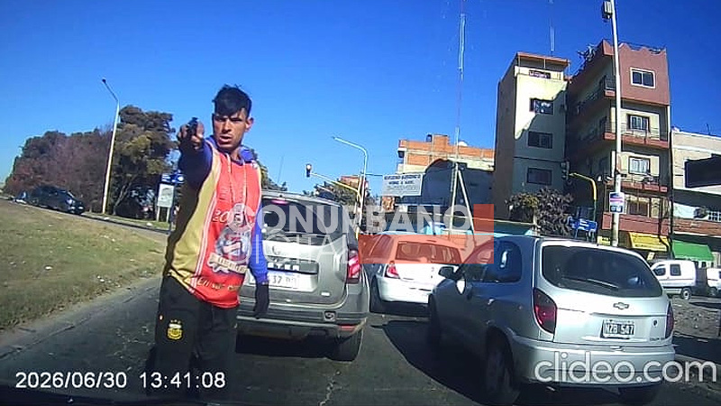 Gritos de terror: Un delincuente le apuntó de frente a una conductora que maniobró desesperadamente y evitó el robo sin título 5