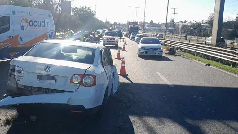 Al borde de la tragedia: Una camioneta iba marcha atrás por Panamericana y provocó un choque en Garín sin título 6
